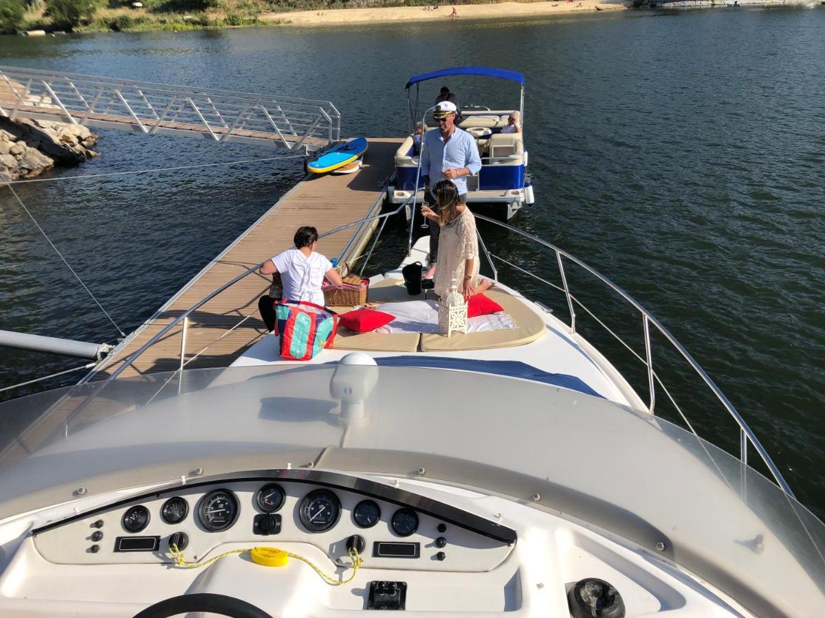 ホテル Aquadouro Yacht Radames - Sleep Boat Experience カステロ・デ・パイヴァ エクステリア 写真